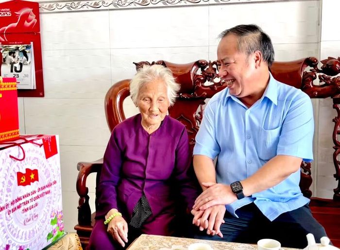 Phó Bí thư Tỉnh ủy Châu Ngọc Tuấn ân cần thăm hỏi sức khỏe Mẹ Việt Nam anh hùng Trịnh Thị Ân (phường Hoài Nhơn Bắc). Ảnh: Bình Dương