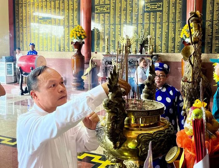 Phó Chủ tịch UBND tỉnh Dương Mah Tiệp dâng hương tại Đền thờ Liệt sĩ Hoài Nhơn (phường Bồng Sơn). Ảnh: Bình Dương