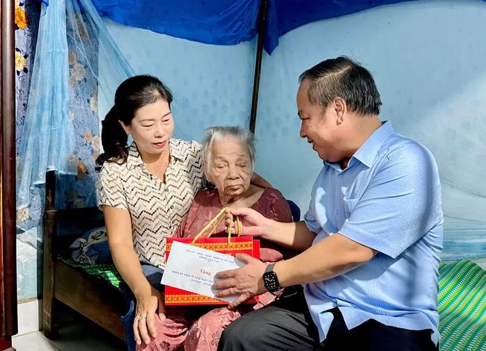 Phó Bí thư Tỉnh ủy Châu Ngọc Tuấn tặng quà cho Mẹ Việt Nam anh hùng Hồ Thị Huê (phường Bồng Sơn). Ảnh: Bình Dương