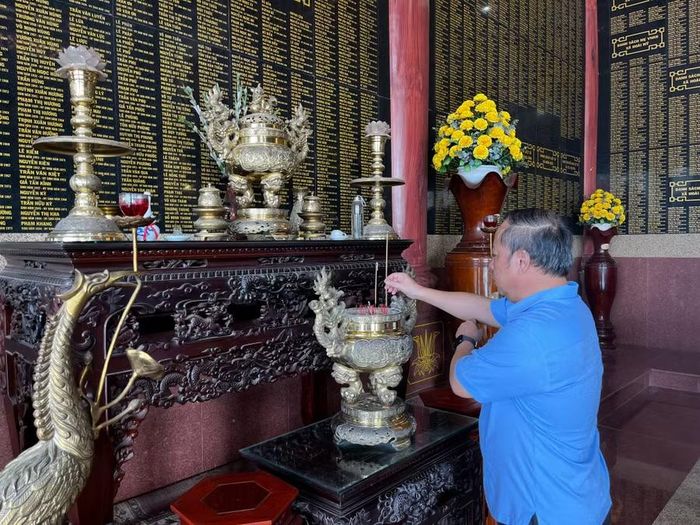 Phó Bí thư Tỉnh ủy, Trưởng đoàn Đại biểu Quốc hội tỉnh Châu Ngọc Tuấn dâng hương tại Đền thờ Liệt sĩ Hoài Nhơn (phường Bồng Sơn). Ảnh: Bình Dương