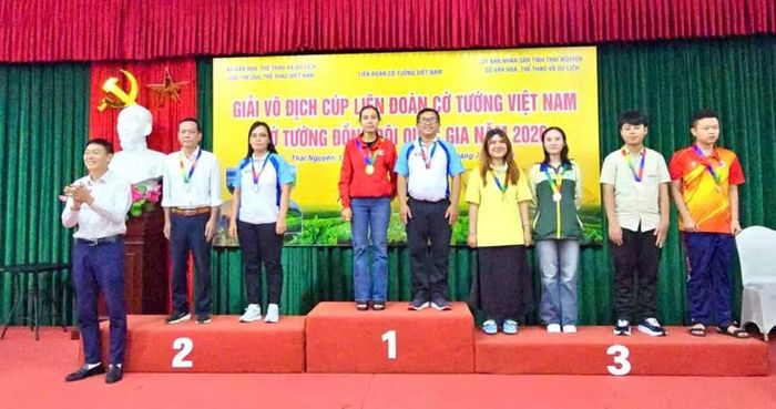 Kỳ thủ Hồ Thị Thanh Hồng (áo đỏ) giành HCV nội dung cá nhân nữ cờ tiêu chuẩn. Ảnh: ĐVCC