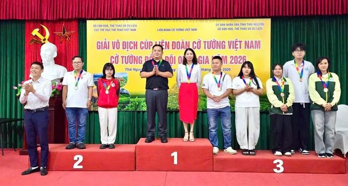 Các kỳ thủ Nguyễn Văn Tới và Trần Thị Bích Hằng giành HCB ở nội dung đôi nam nữ cờ tiêu chuẩn. Ảnh: ĐVCC