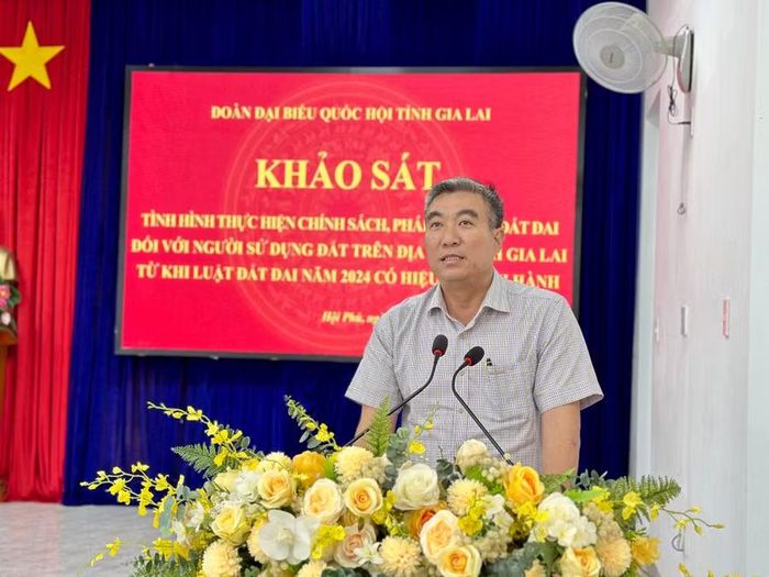 Ông Vũ Mạnh Định - Chủ tịch UBND phường Hội Phú báo cáo tại buổi khảo sát. Ảnh: Hà Duy