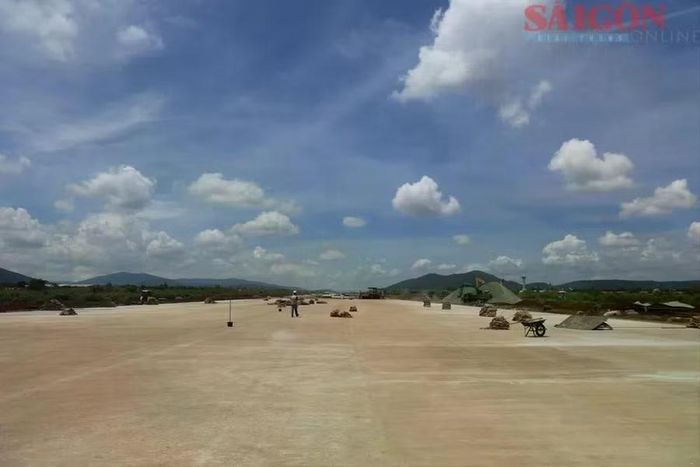 Đường cất hạ cánh sân bay Liên Khương hoàn thành phần xây dựng bê tông