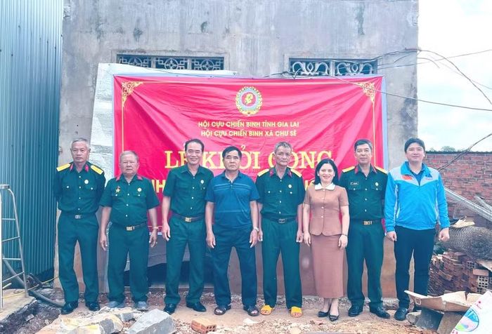 Hội Cựu chiến binh xã Chư Sê khởi công xây nhà cho cựu chiến binh Trần Đình Thuận (thứ 4 từ trái sang). Ảnh: P.D