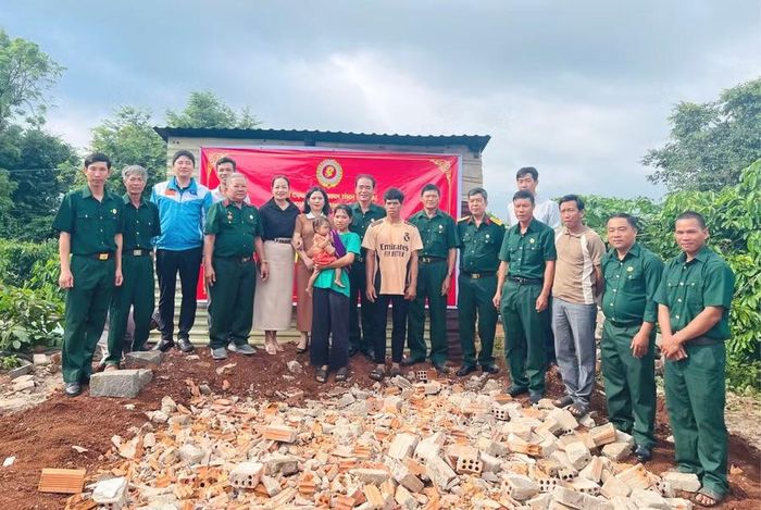 Ngôi nhà của gia đình cựu chiến binh Rah Lan Đua (hàng đầu) do nhà hảo tâm ủng hộ kinh phí. Ảnh: P.D
