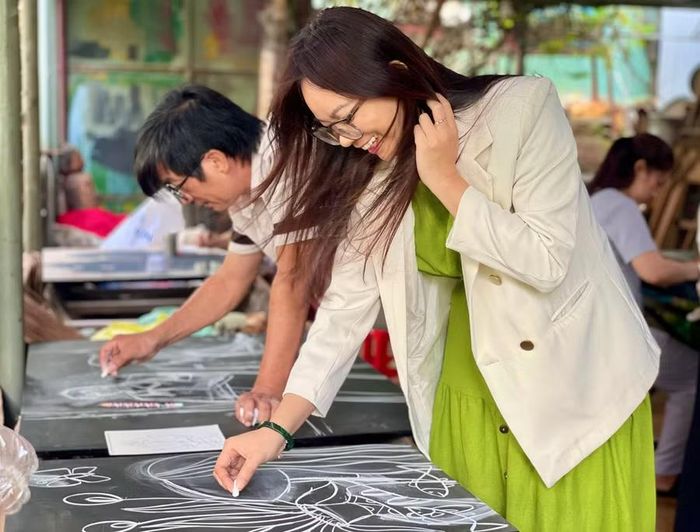 Trại bồi dưỡng kỹ thuật và sáng tác sơn mài thu hút gần 20 họa sĩ trên địa bàn tỉnh tham gia. Ảnh: Phương Duyên