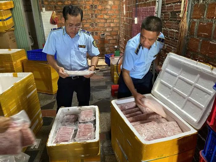 Sản phẩm động vật không rõ nguồn gốc xuất xứ tại địa điểm kinh doanh trên đường Nguyễn Xí, phường Quy Nhơn. Ảnh: Vũ Nguyễn