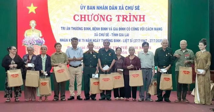 Lãnh đạo xã Chư Sê và nhà tài trợ tặng quà cho người có công. Ảnh: Hoàng Viên