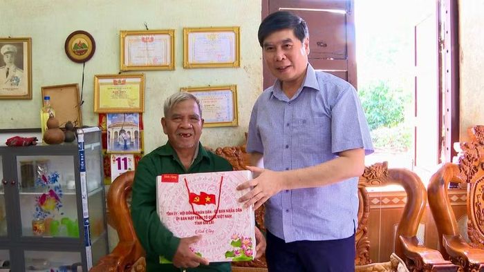  Phó Chủ tịch UBND tỉnh Lâm Hải Giang tặng quà cho ông Giang Prao Thanh - người hoạt động kháng chiến bị nhiễm chất độc hóa học tại xã KDang. Ảnh: Nhật Trường 