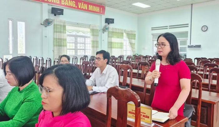Đại biểu HĐND phường chất vấn tại kỳ họp. Ảnh: Phương Thảo