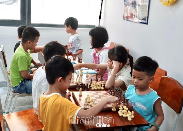 Các học viên nhí tham gia các lớp cờ vua.