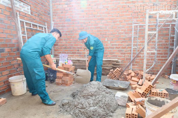 Cán bộ, chiến sĩ lực lượng vũ trang xã Diên Khánh xây dựng nhà cho gia đình ông Nguyễn Thanh Minh.