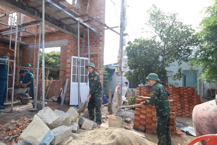 Cán bộ, chiến sĩ khẩn trương xây dựng các căn nhà để hoàn thành đúng kế hoạch.
