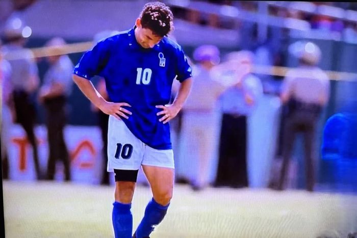 Cú sút hỏng 11m của Roberto Baggio trong chung kết World cup 1994, trở thành biểu tượng của sự tiếc nuối trong lịch sử bóng đá.