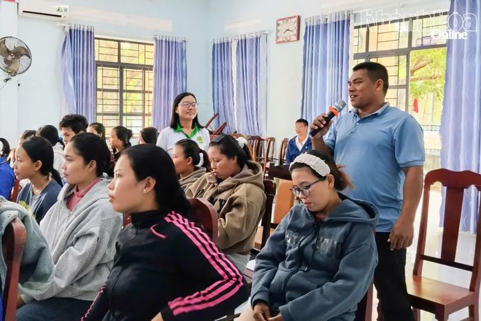 Tập huấn phát triển chăn nuôi gà thảo dược theo hướng hữu cơ cho người dân xã Công Hải.