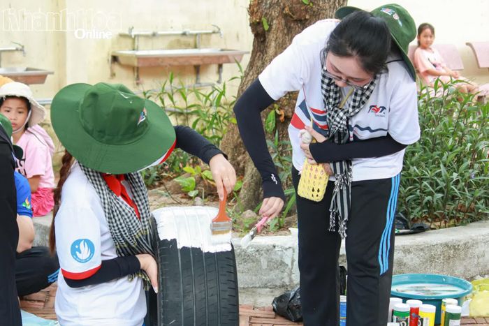 Sinh viên Trường Đại học Tôn Đức Thắng thực hiện sân chơi cho thiếu nhi ở điểm trường Khải Lương, Trường Tiểu học và THCS Vạn Thạnh.