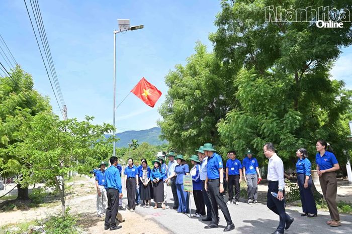 Trụ điện bằng năng lượng mặt trời do Đoàn trường Đại học Nông Lâm TP. Hồ Chí Minh phối hợp với Đoàn Thanh niên nhà trường phân hiệu Ninh Thuận thực hiện.