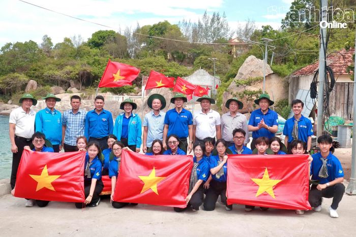 Công trình thanh niên "Tuyến đường cờ Tổ quốc" do Đoàn trường Đại học Tôn Đức Thắng thực hiện ở thôn Khải Lương