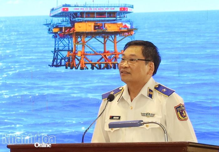 Thiếu tướng Trần Văn Xuân quán triệt nhiệm vụ của đoàn công tác.