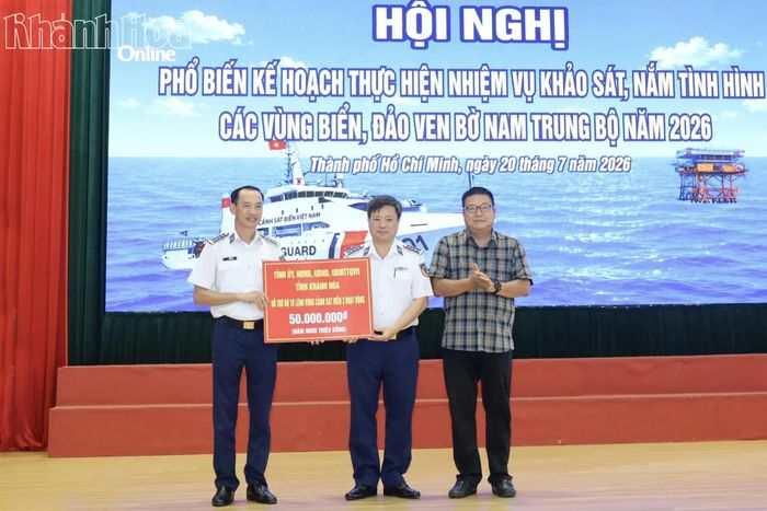 Đồng chí Võ Hoàn Hải tặng quà cho cán bộ, chiến sĩ Vùng Cảnh sát biển 3.