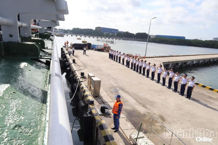 Cán bộ, chiến sĩ Vùng Cảnh sát biển 3 tiễn đoàn công tác đi làm nhiệm vụ.