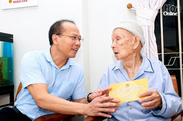 Chủ tịch Ủy ban MTTQ Việt Nam tỉnh Nguyễn Khắc Hà tặng quà, thăm hỏi sức khỏe ông Lê Thành.