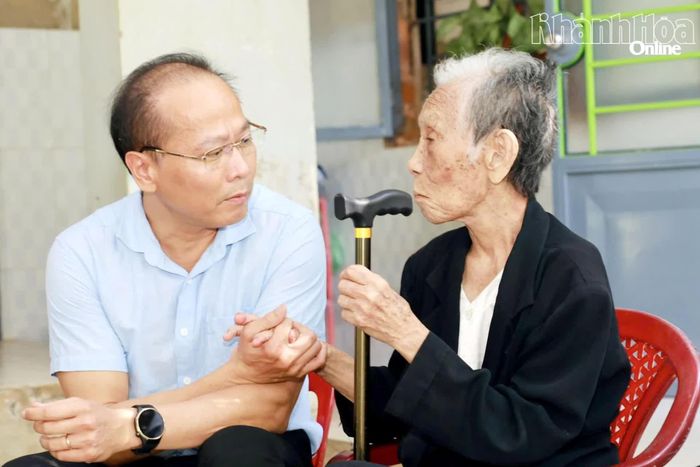 Chủ tịch Ủy ban MTTQ Việt Nam tỉnh Nguyễn Khắc Hà thăm hỏi sức khỏe bà Nguyễn Thị Vàng.