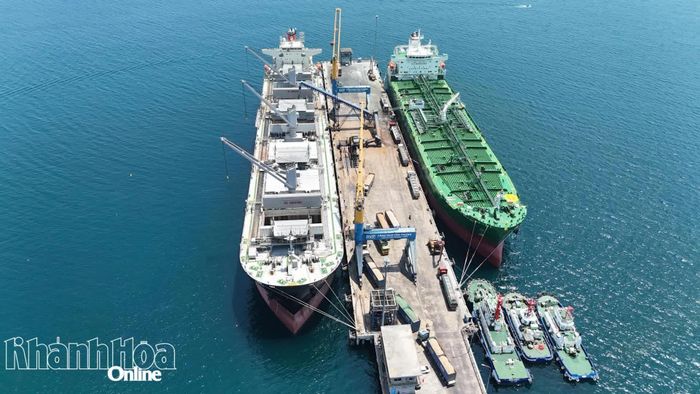 Bến cảng tổng hợp Nam Vân Phong (phường Đông Ninh Hòa).