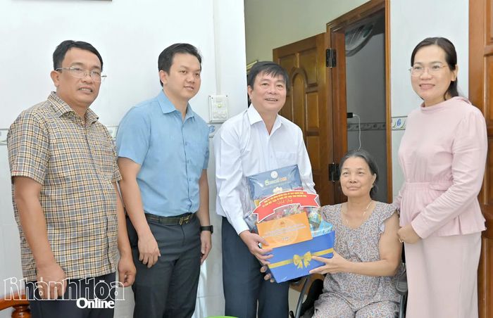 Đồng chí Lữ Thanh Hải tặng quà cho gia đình bà Huỳnh Thị Phú.