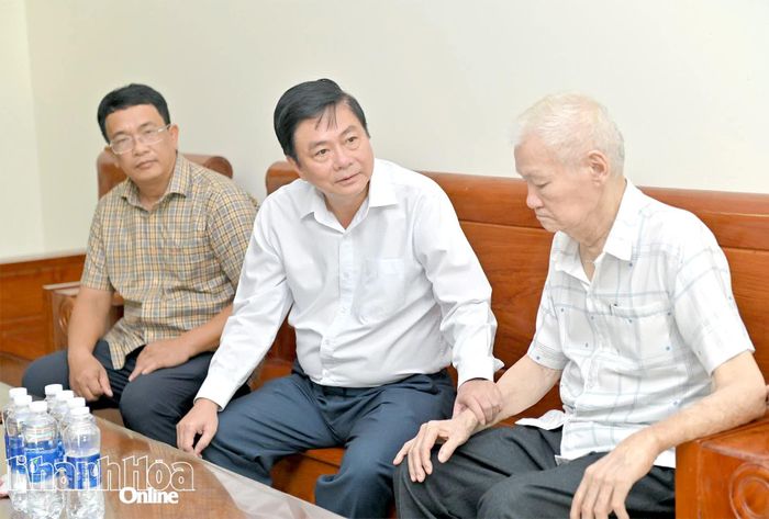 Đồng chí Lữ Thanh Hải thăm hỏi sức khỏe ông Phạm Văn Trà.