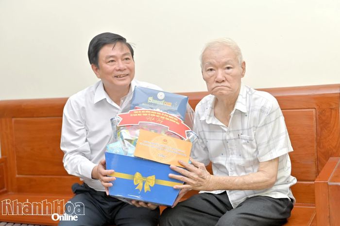 Đồng chí Lữ Thanh Hải tặng quà cho gia đình ông Phạm Văn Trà.