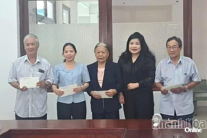 Bà Đàng Thị Mỹ Hương trao quà cho các thương binh, bệnh binh và gia đình liệt sĩ tại phường Phan Rang.