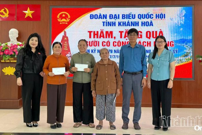 Bà Đàng Thị Mỹ Hương trao quà cho các thương binh, bệnh binh và gia đình liệt sĩ tại phường Đô Vinh.