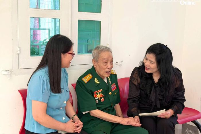 Bà Đàng Thị Mỹ Hương thăm hỏi sức khỏe, đời sống người có công tại phường Đô Vinh.