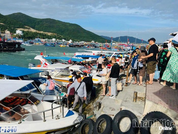 Mùa hè có rất nhiều du khách đi tour biển đảo tham quan vịnh Nha Trang