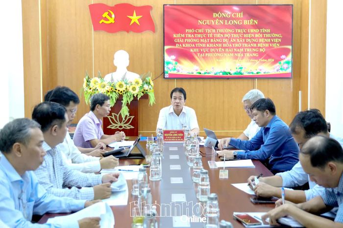 Quang cảnh cuộc họp.