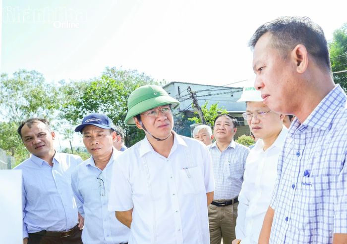 Đồng chí Nguyễn Long Biên kiểm tra thực tế tại khu vực giải phóng mặt bằng dự án.