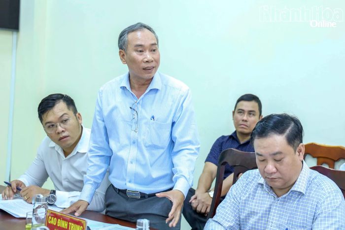 Lãnh đạo phường Nam Nha Trang báo cáo tại cuộc họp.