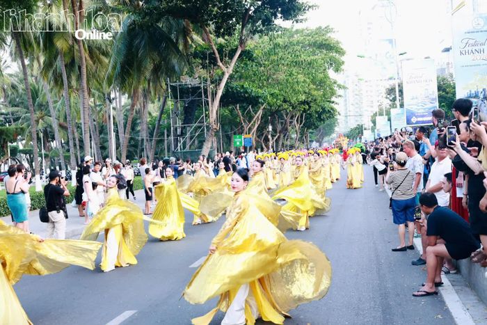 Du khách theo dõi Lễ hội đường phố trong khuôn khổ Festival Biển Khánh Hòa năm 2026.