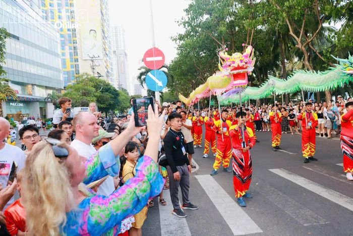 Du khách ghi lại màn múa rồng mang đậm dấu ấn văn hóa truyền thống của Việt Nam.