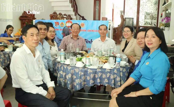 Các đại biểu, đoàn viên, hội viên cùng gia đình ông Lê Kim Đính quây quần bên mâm cơm.