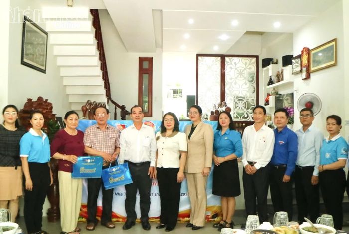 Lãnh đạo phường Tây Nha Trang tặng quà tri ân gia đình ông Lê Kim Đính.