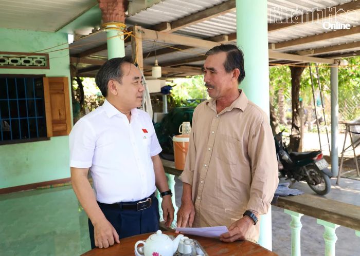 Đồng chí Lê Hữu Trí thăm hỏi gia đình ông Nguyễn Huệ. 