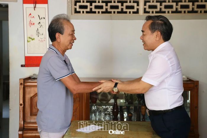 Đồng chí Lê Hữu Trí động viên gia đình ông Võ Minh Tỉnh. 