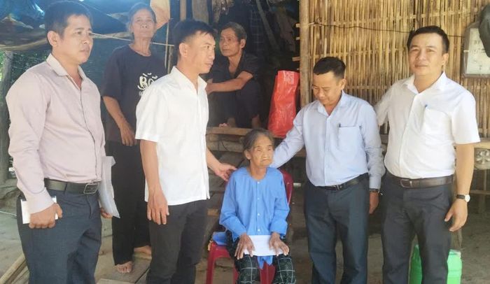 Lãnh đạo UBND, Ủy ban MTTQ Việt Nam xã tặng quà cho gia đình bà Cao Thị Là Nâng. Ảnh: PHÙNG QUỲNH.