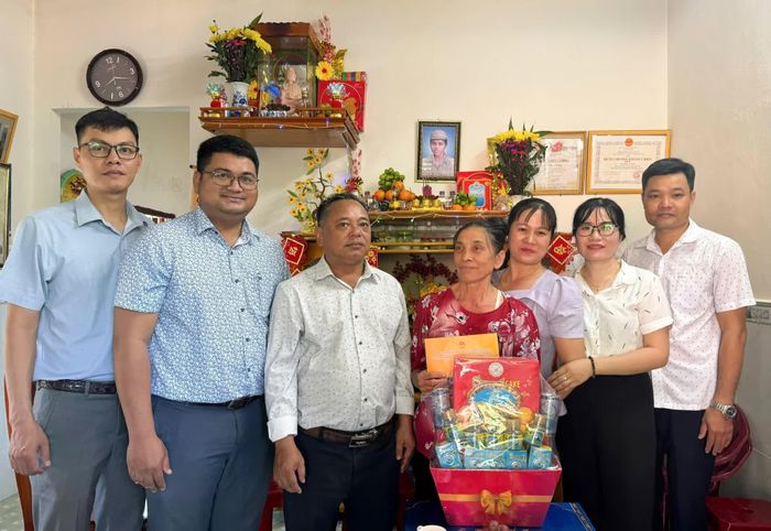 Lãnh đạo Đảng ủy, HĐND xã trao quà cho gia đình bà Nguyễn Thị Hương. Ảnh: PHÙNG QUỲNH.