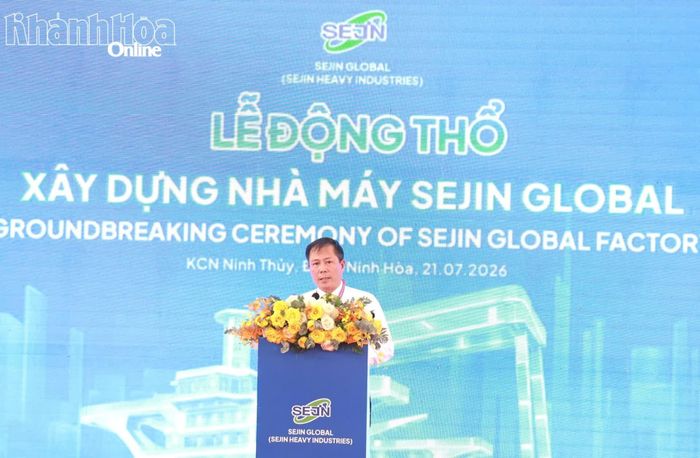 Lãnh đạo Ban Quản lý Khu kinh tế và Khu công nghiệp tỉnh phát biểu chào mừng.