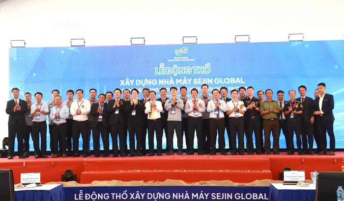Các đại biểu tại lễ động thổ.