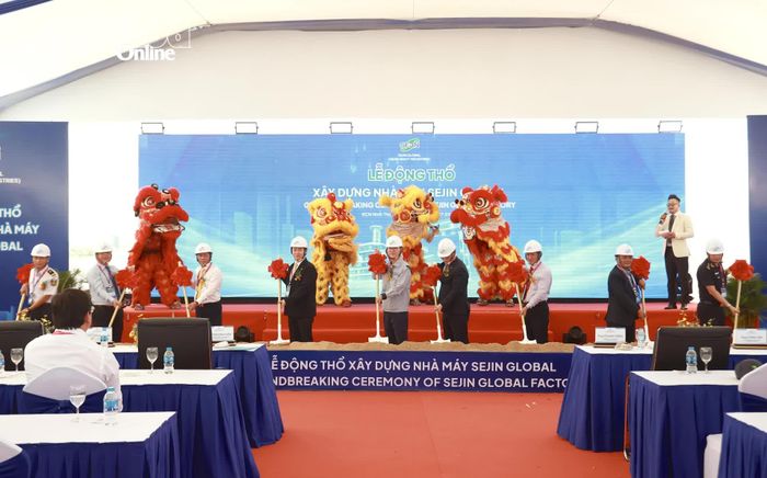 Các đại biểu thực hiện nghi thức động thổ dự án.